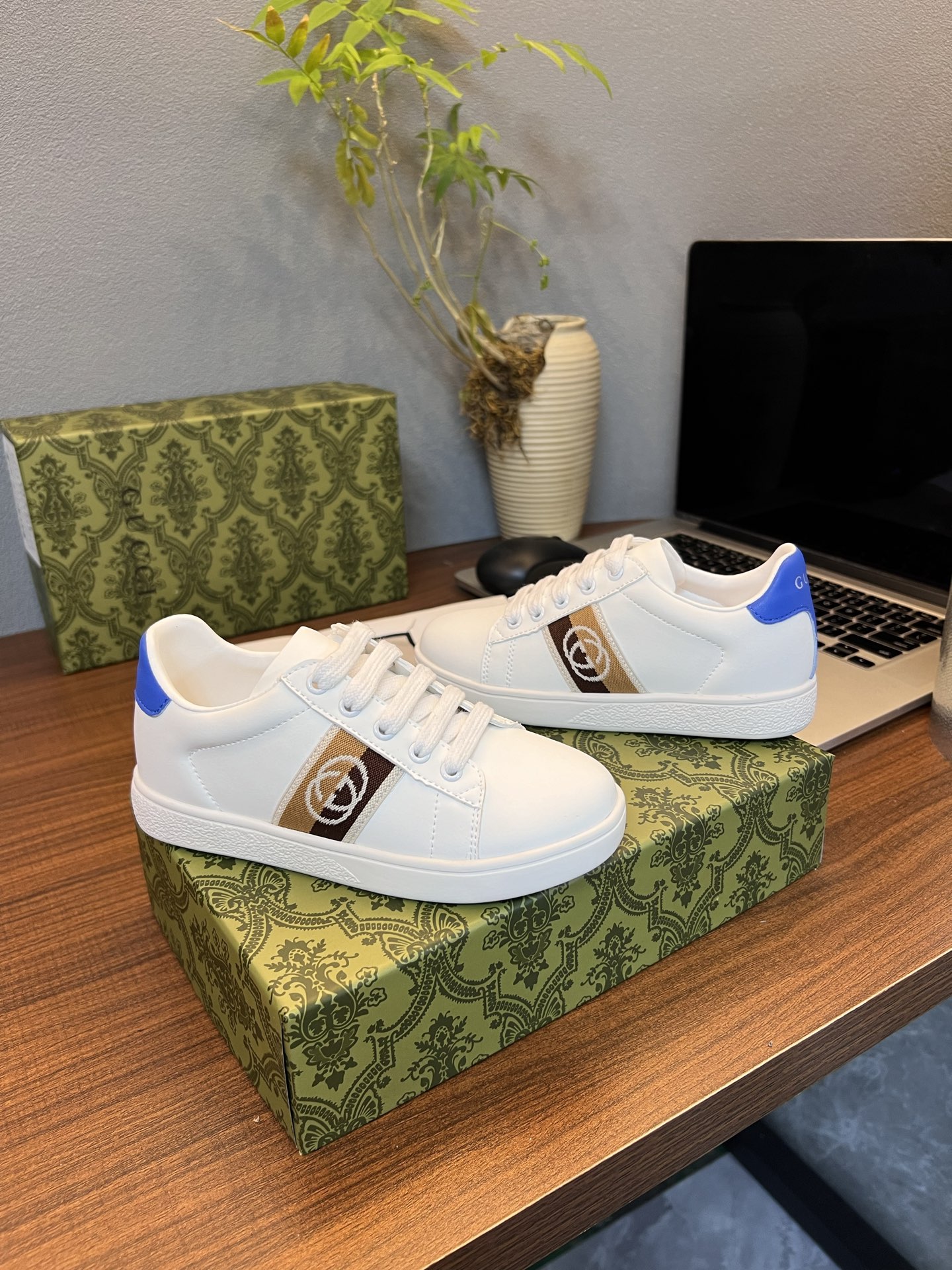 Children's shoes child